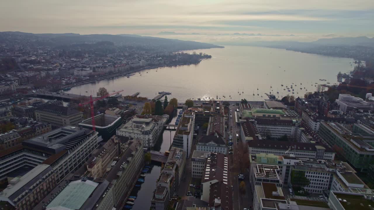 在一个多云的秋天早晨，鸟瞰Zürich市。视频素材