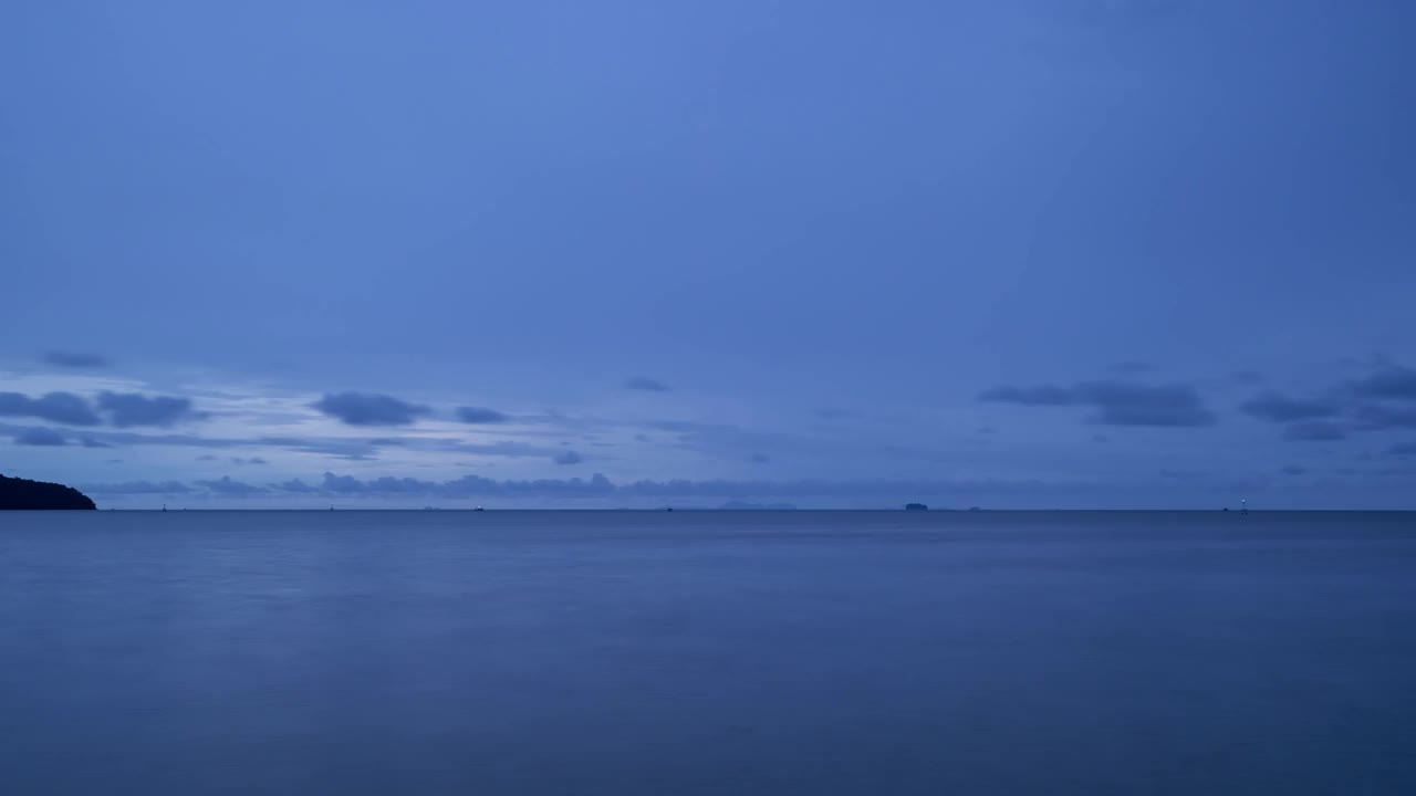 在恶劣天气的日子里，海面上有延时乌云视频素材