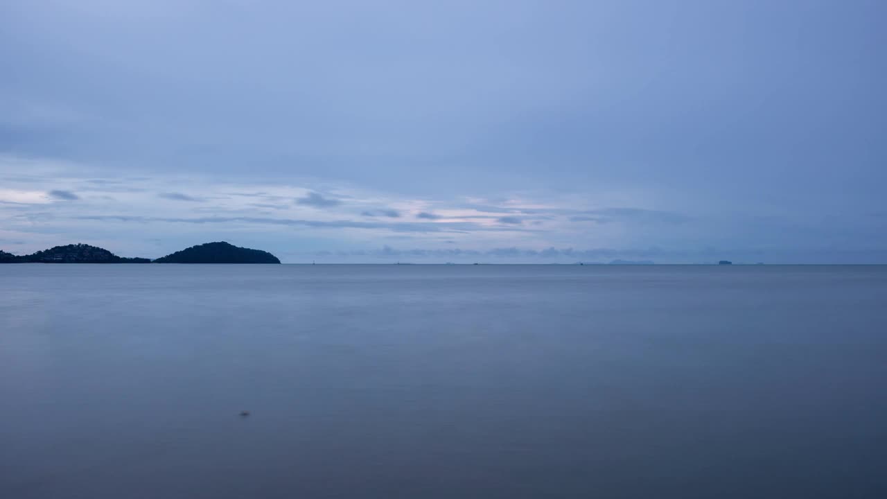 在恶劣天气的日子里，海面上有延时乌云视频素材