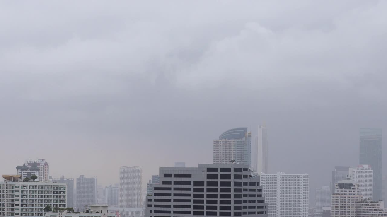 在下雨之前，城市里乌云密布，狂风大作。视频素材