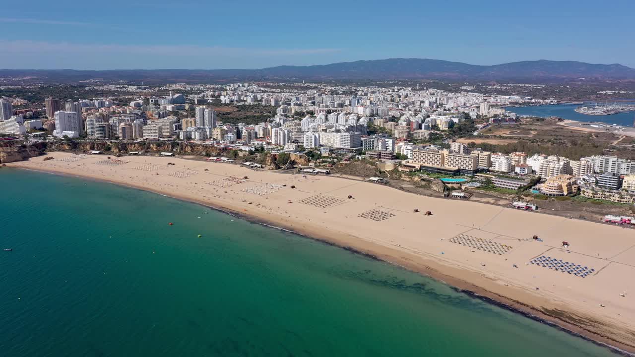 葡萄牙南部城市Portimao的美丽鸟瞰图，令人惊叹的海滩和湛蓝的大海。视频素材