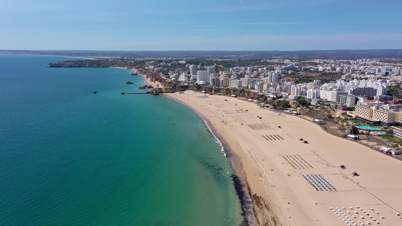 葡萄牙南部城市Portimao的美丽鸟瞰图，令人惊叹的海滩和湛蓝的大海。视频素材