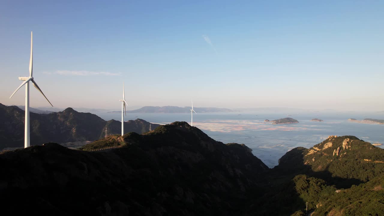 风力涡轮机建在海边的山顶上视频素材