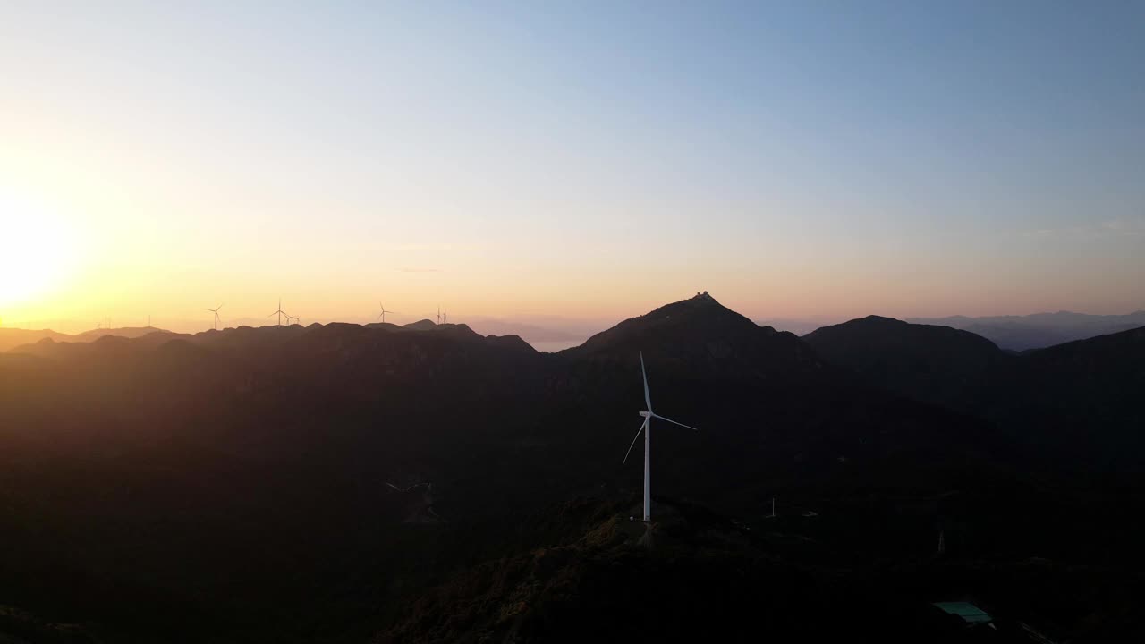 日落时山顶风力发电厂视频素材