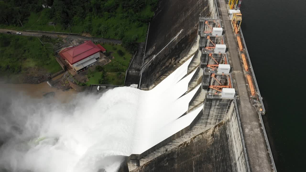 大坝放水水从大坝流出视频素材