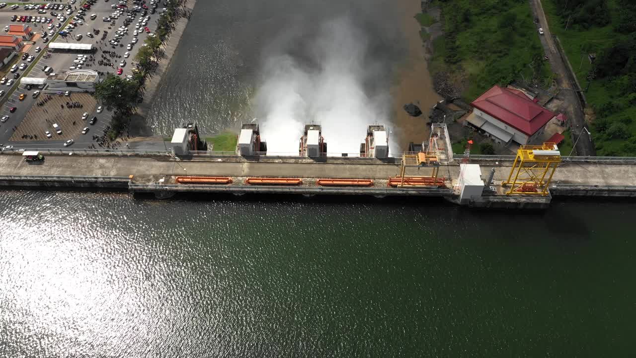 大坝放水水从大坝流出视频素材