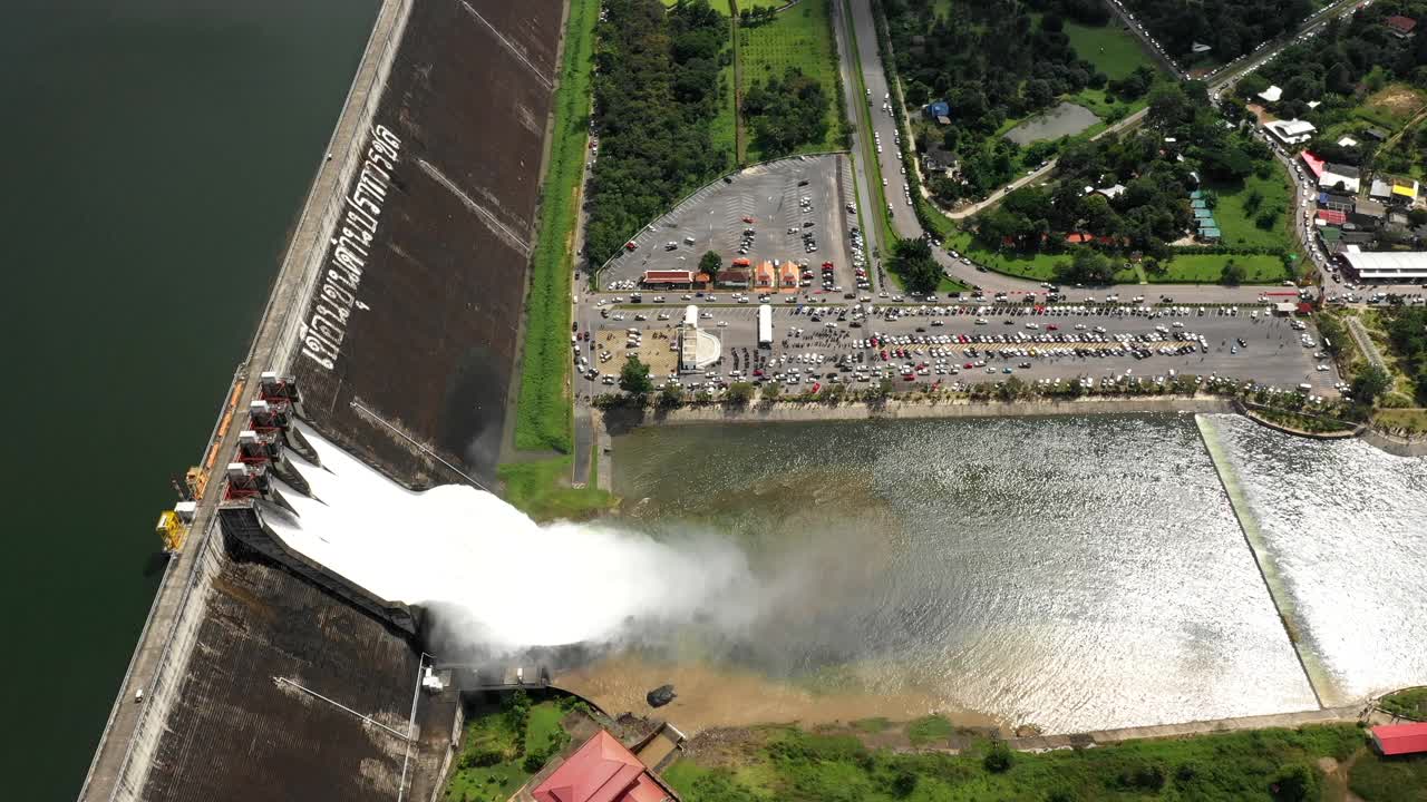 大坝放水水从大坝流出视频素材