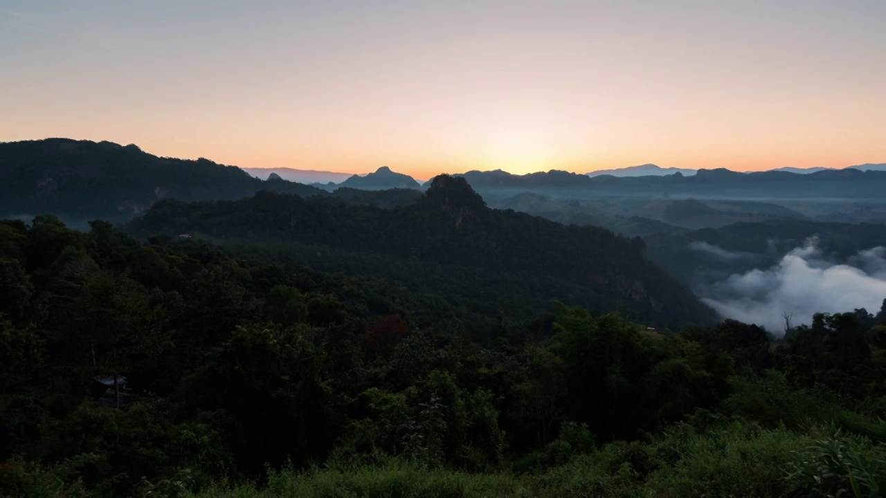 时间推移，日出山雾在早晨班加波村，夏季农业在泰国北部省视频素材