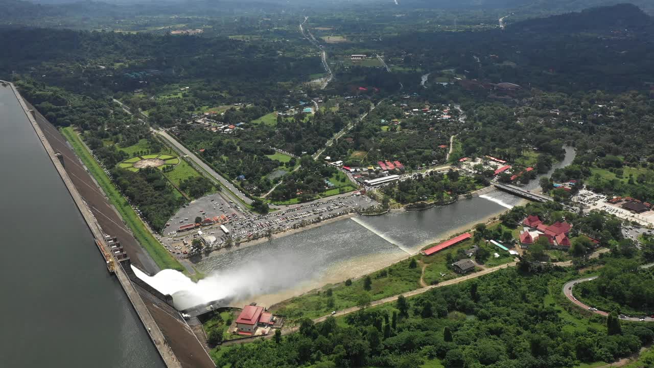 大坝放水水从大坝流出视频素材