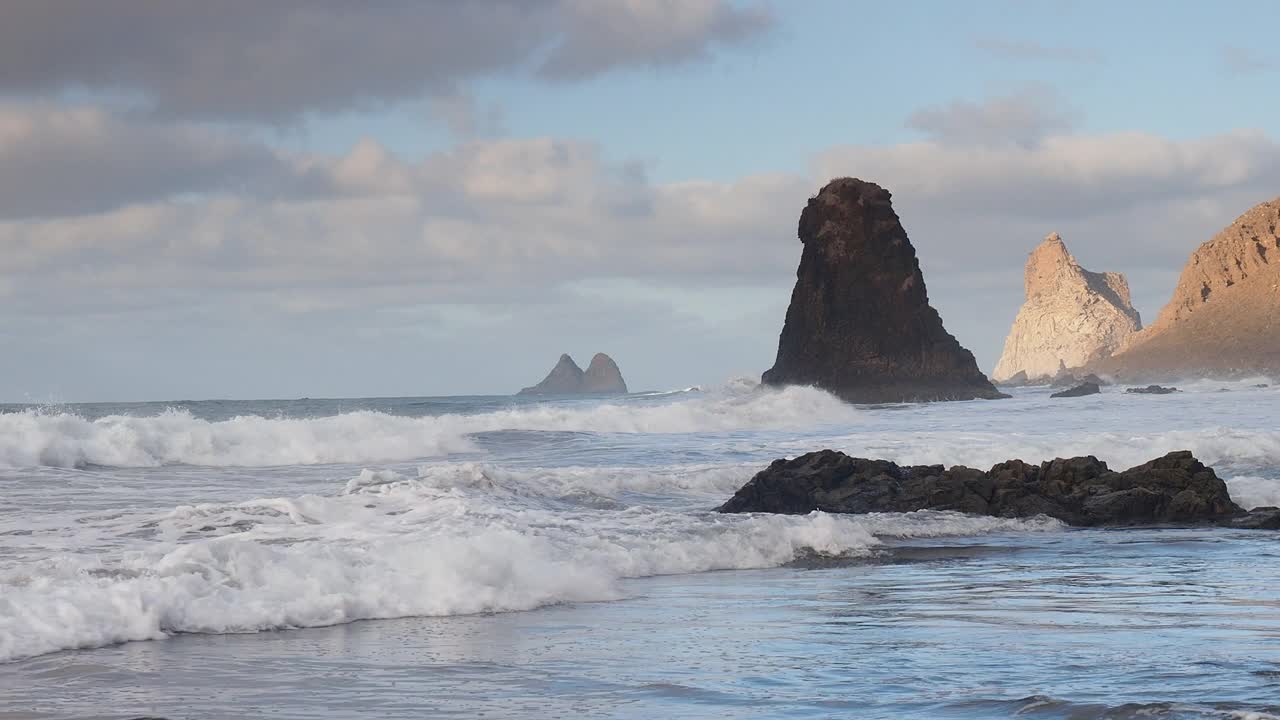 大浪冲击着特内里费岛海岸和美丽的山景，加那利群岛的贝尼霍海滩。视频素材