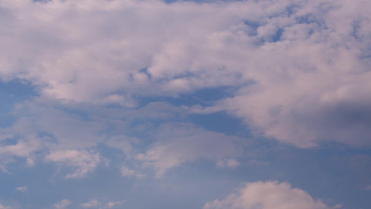 戏剧性的雄伟惊人的蓝天。蓬松蓬松的白云。积雨云cloudscape视频素材