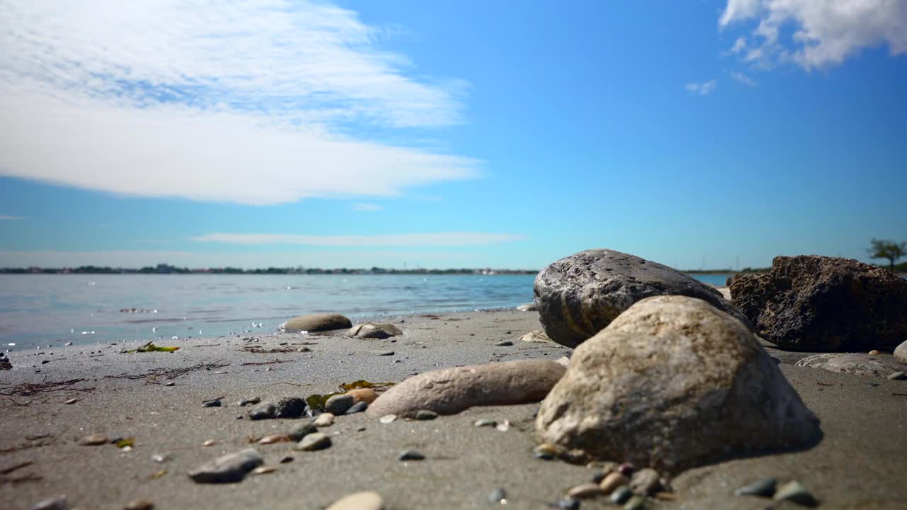 海滩上石头的特写镜头。视频素材