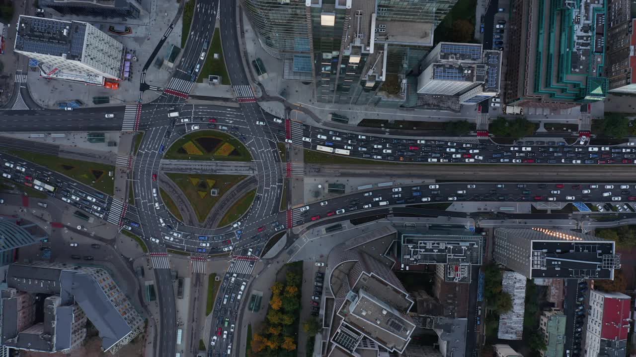 空中鸟瞰俯瞰市区糟糕的交通状况。大交叉路口多车道道路堵塞波兰华沙视频素材