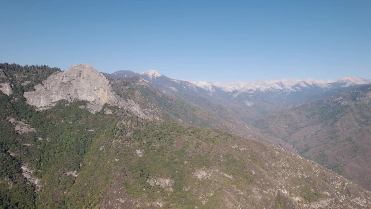 无人机拍摄的内华达山脉山峰附近的红杉国家公园。俯瞰原始森林。美国加州。视频下载