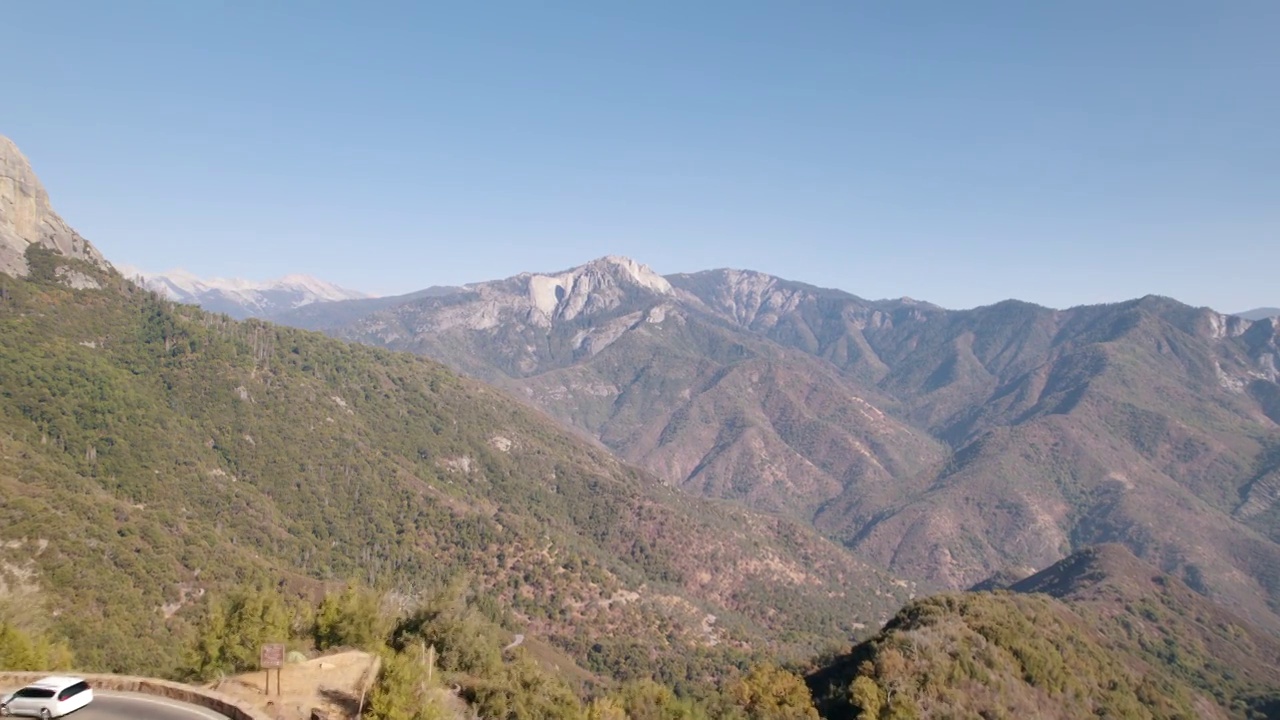 无人机拍摄的内华达山脉山峰附近的红杉国家公园。俯瞰原始森林。美国加州。视频素材