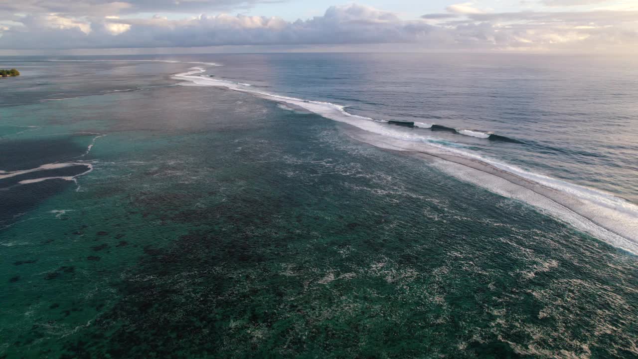 无人机跟踪珊瑚海岸线上的巨浪。法属波利尼西亚和塔希提的自然风光。视频下载