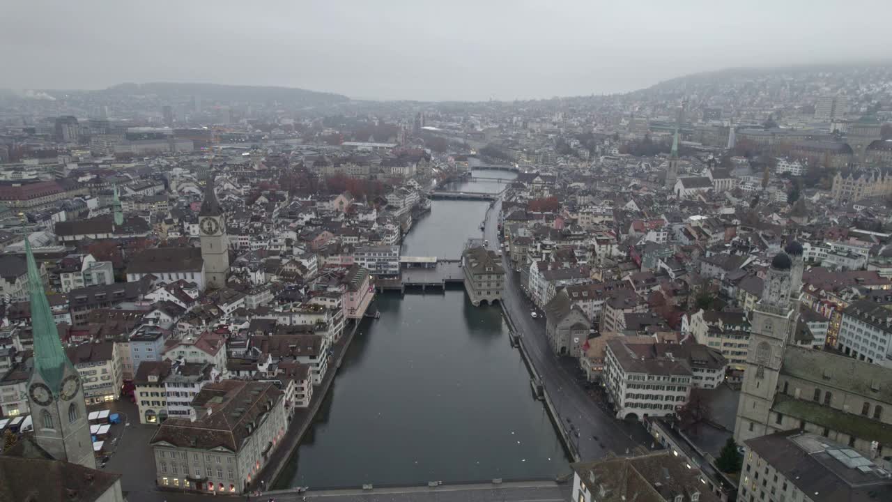 这是一个灰色多雨的秋日早晨，俯瞰Zürich老城和利马特河的鸟瞰图。视频素材