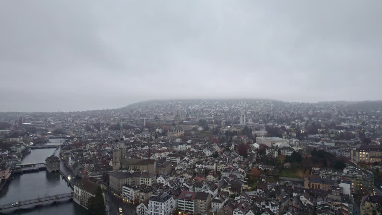 这是一个灰色多雨的秋日早晨，俯瞰Zürich老城和利马特河的鸟瞰图。视频素材