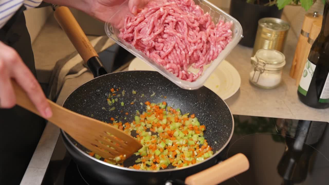 女人在厨房里做肉酱视频素材