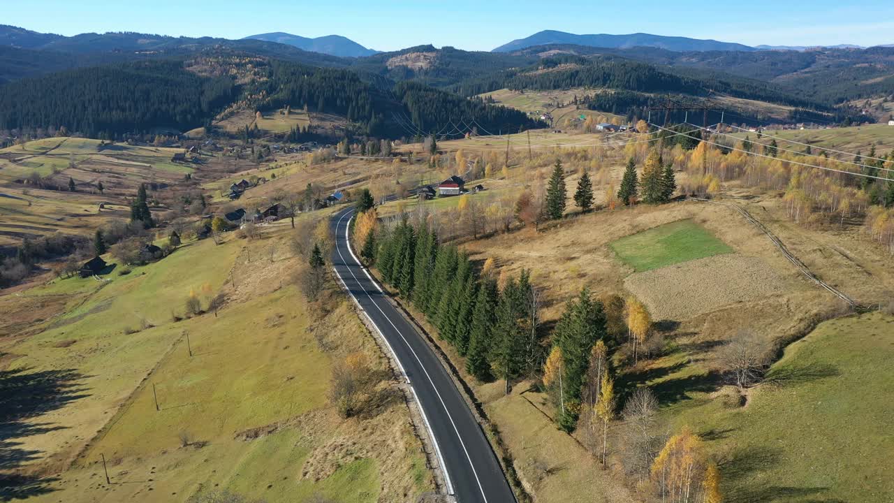 秋天，山村多姿多彩的空中景观，青山中美丽的蜿蜒小路视频素材