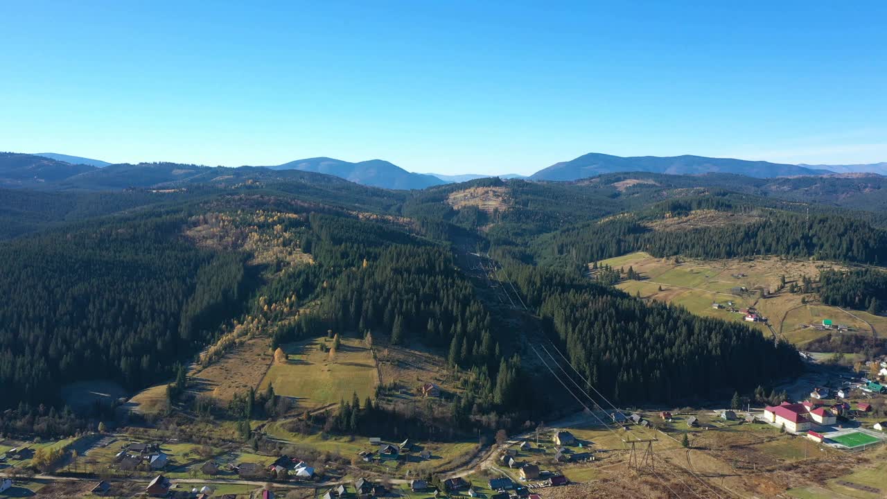 秋天，山村多姿多彩的空中景观，青山中美丽的蜿蜒小路视频素材