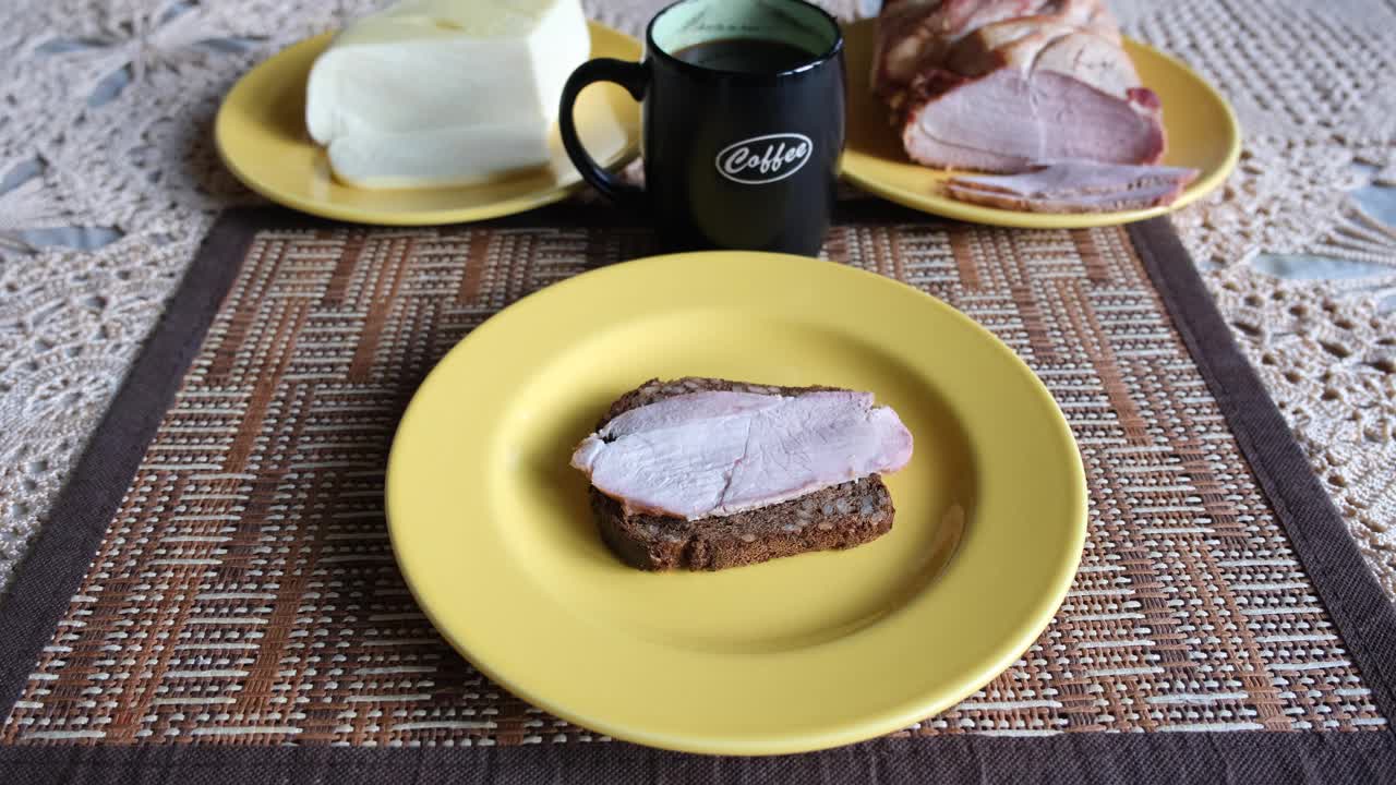 肉和奶酪三明治。一块涂有奶酪的烤肉在黑面包上视频素材