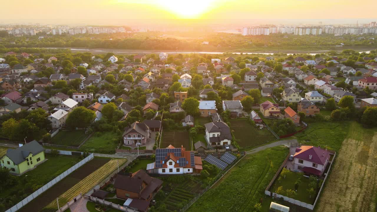 鸟瞰图住宅在郊区农村地区在日落视频素材