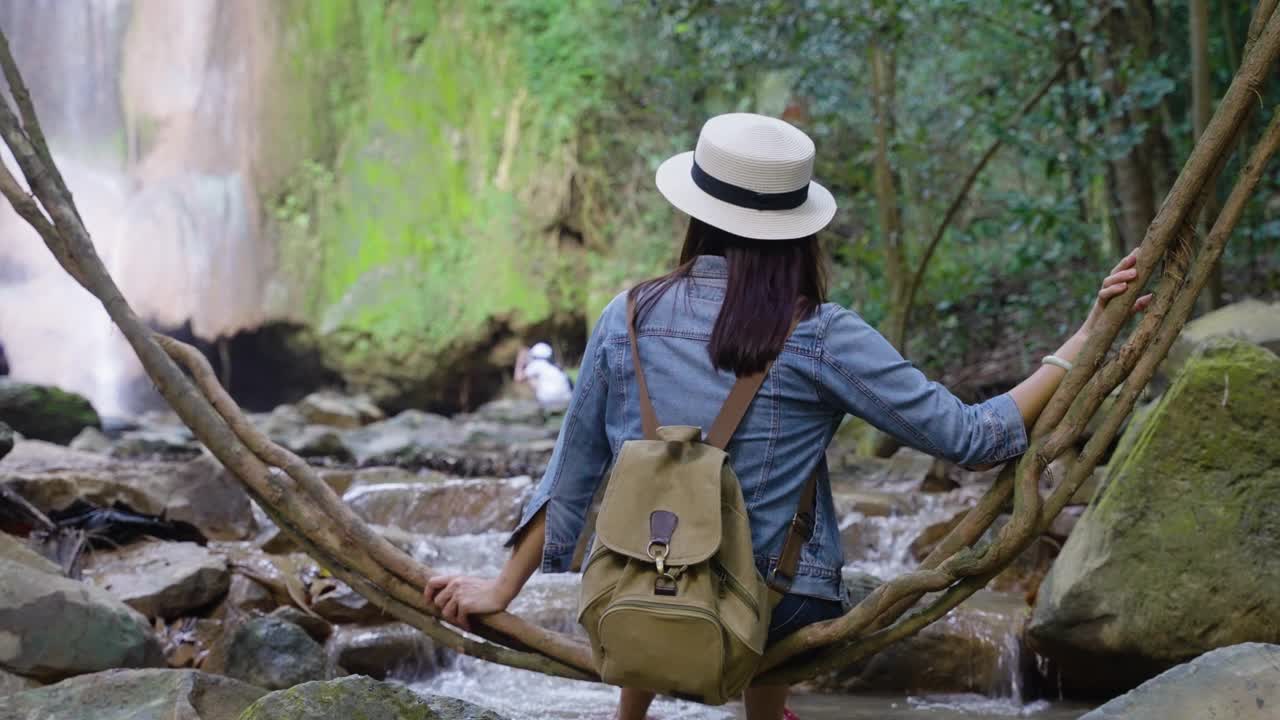 幸福女人享受瀑布的后视图视频素材