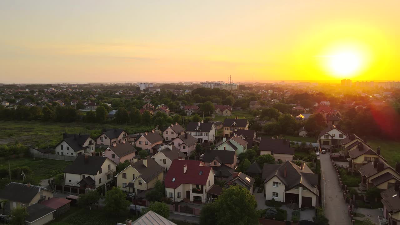 鸟瞰图住宅在郊区农村地区在日落视频素材