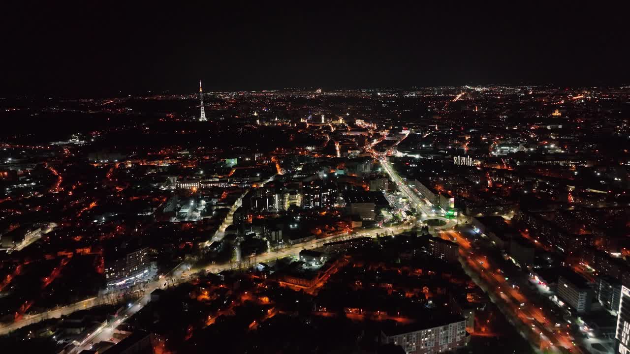 从高空俯瞰夜城的全景。夜晚的灯光照亮了一个欧洲大城市的街道和道路。夜间飞越乌克兰利沃夫市上空。夜间汽车在城市街道上穿行视频素材