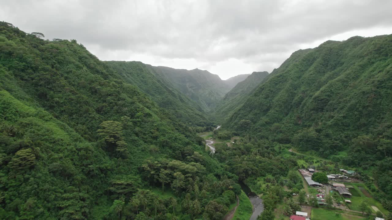 法国波利尼西亚火山的鸟瞰图。塔希提岛的热带岛屿。来自无人机的史诗般的揭露。视频下载