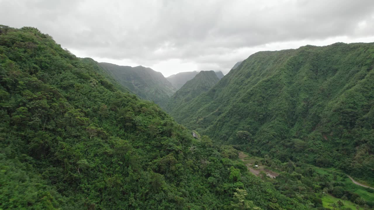 法国波利尼西亚火山的鸟瞰图。塔希提岛的热带岛屿。来自无人机的史诗般的揭露。视频下载