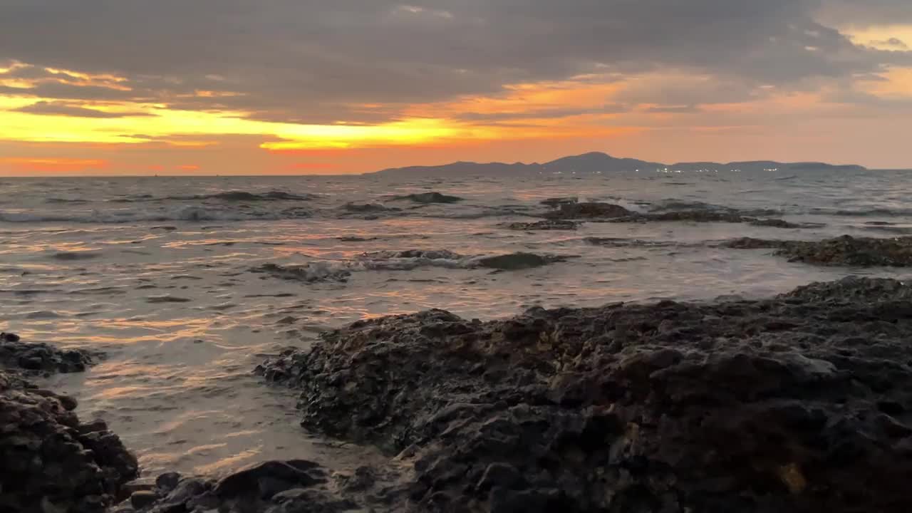 日落时海上的波浪视频素材