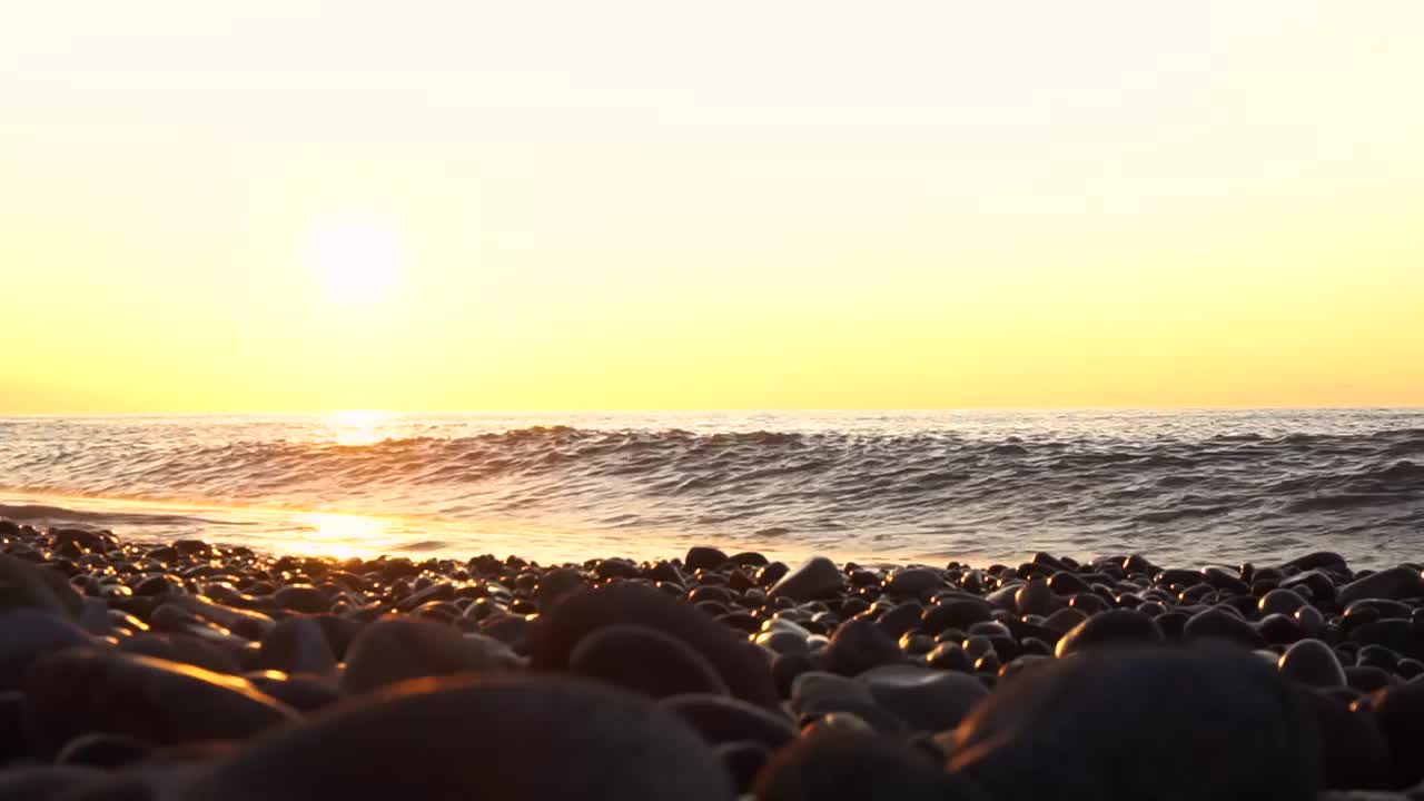 阳光下的海浪。视频素材