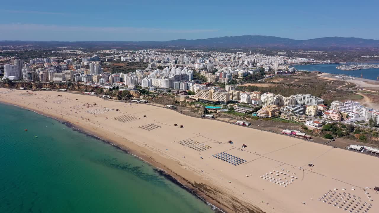 葡萄牙南部城市Portimao的美丽鸟瞰图，令人惊叹的海滩和湛蓝的大海。视频素材