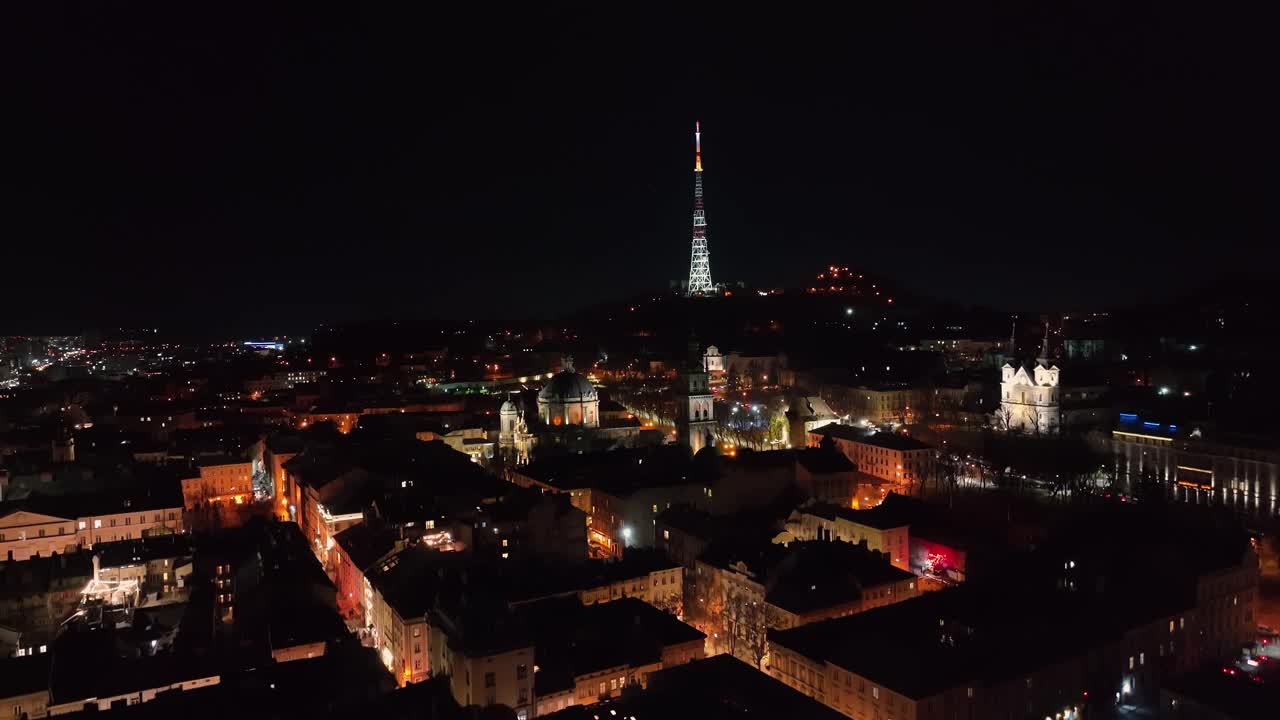 从高空俯瞰夜城的全景。夜晚的灯光照亮了一个欧洲大城市的街道和道路。夜间飞越乌克兰利沃夫市上空。夜间汽车在城市街道上穿行视频素材