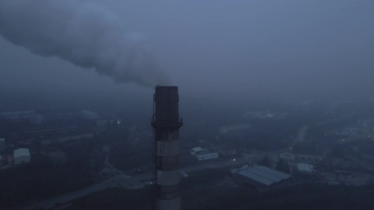 在黄昏的时候，从空中俯瞰工业烟囱。视频素材