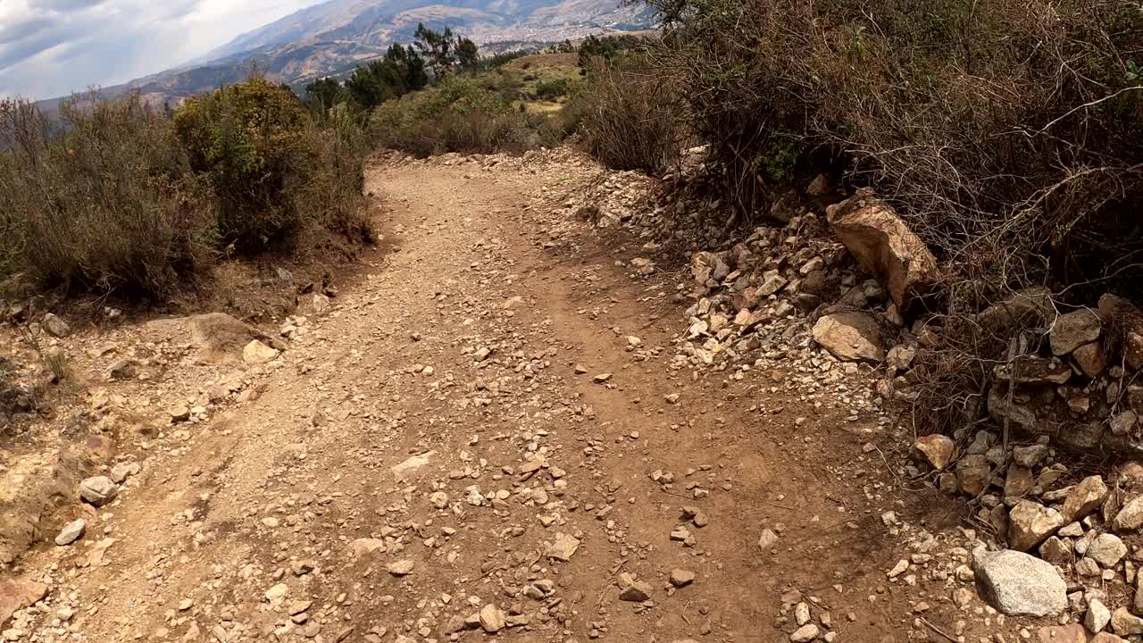 在秘鲁瓦拉兹高地的山间徒步旅行中，我沿着陡峭的岩石小径奔跑，躲避着两名穿越灌木丛的游客视频素材