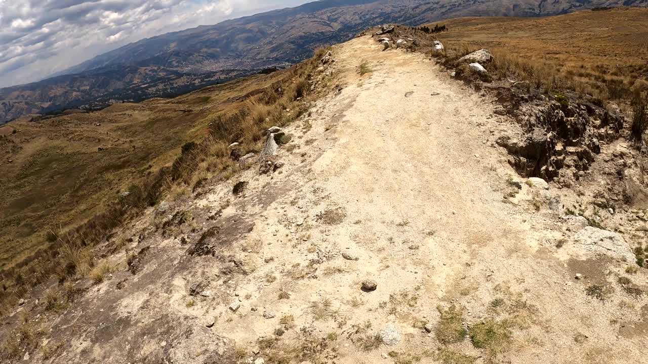 以第一人称视角，以Radian泻湖为背景的Huaras城的徒步旅行视频素材