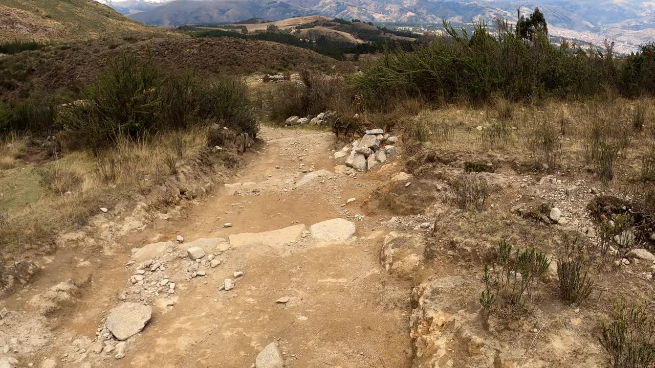 在秘鲁瓦拉兹高地的一座山上，以第一人称视角行走在一条草路和长长的岩石楼梯上视频素材