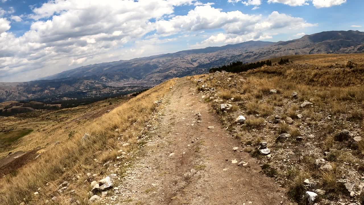 pov第一人称视角的徒步旅行，背景是被山脉和云彩环绕的瓦拉斯城视频素材