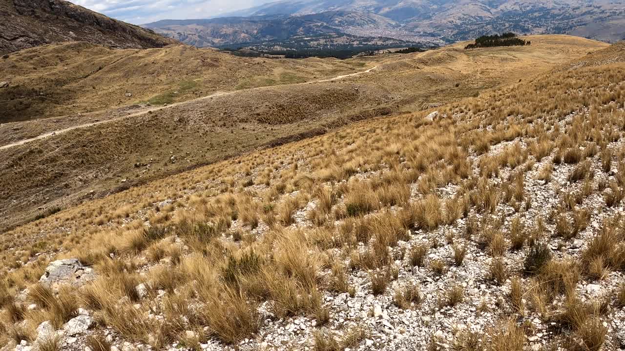 Pov第一人称视角下陡峭的山与石头和植被的长途跋涉。秘鲁瓦拉兹高地的拉古纳弧度视频素材