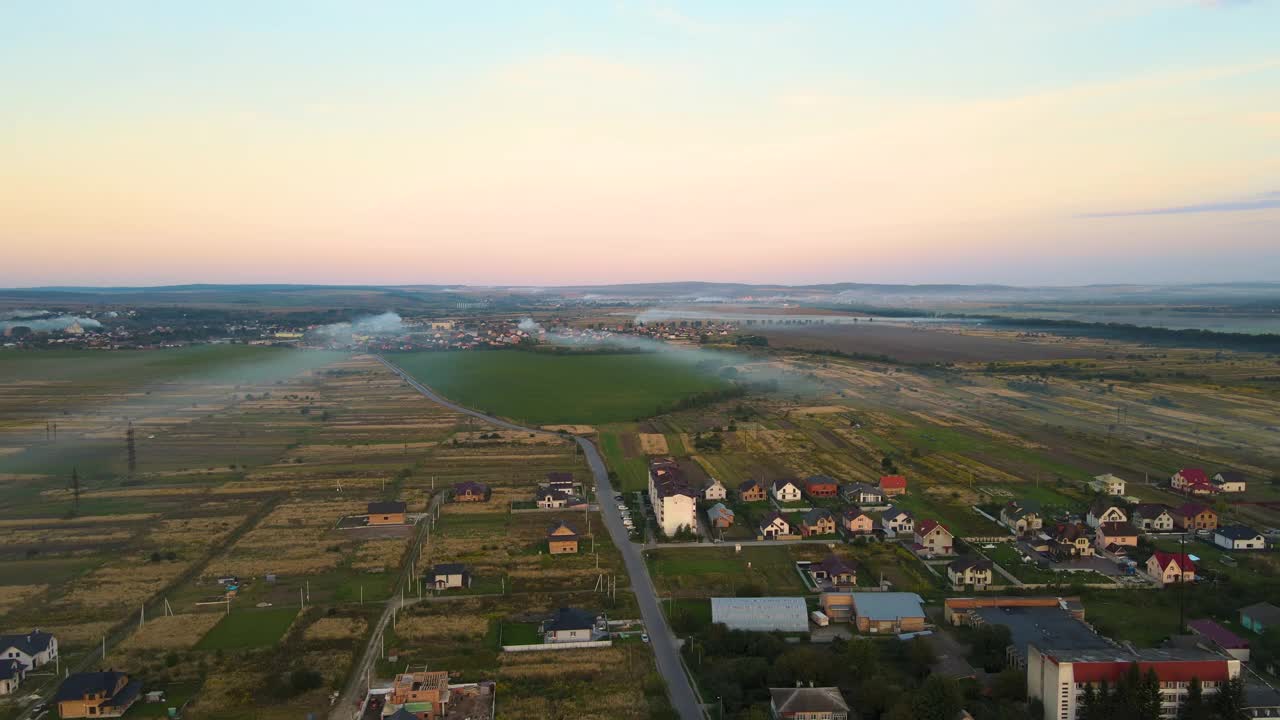 鸟瞰图住宅在郊区农村地区在日落视频素材