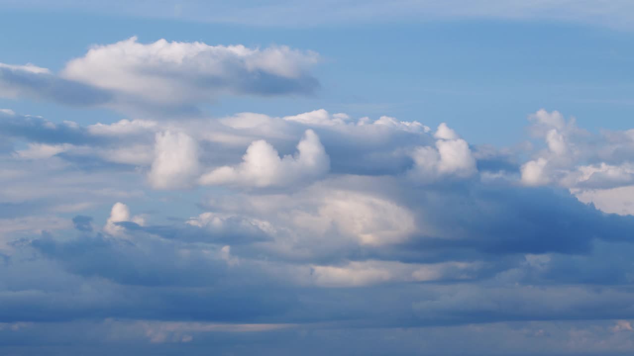 蓝蓝的天空，白色蓬松的积云在高空翻腾。多云天气视频素材