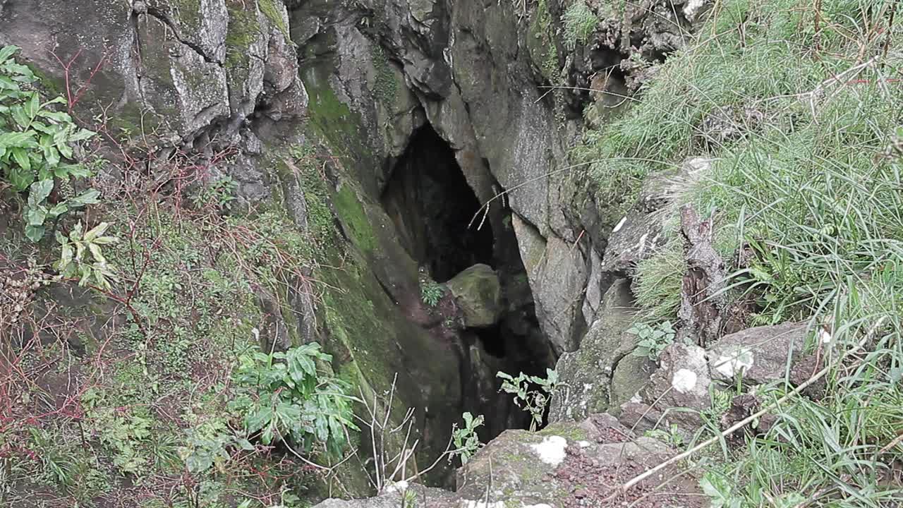 洞穴-岩石-景观-旅游-亚速尔群岛视频素材