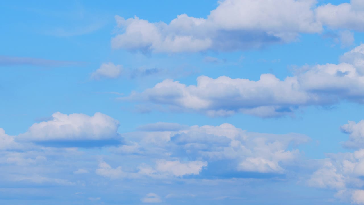 蓝蓝的天空，白色蓬松的积云在高空翻腾。天空有云形成，天气自然云蓝视频素材