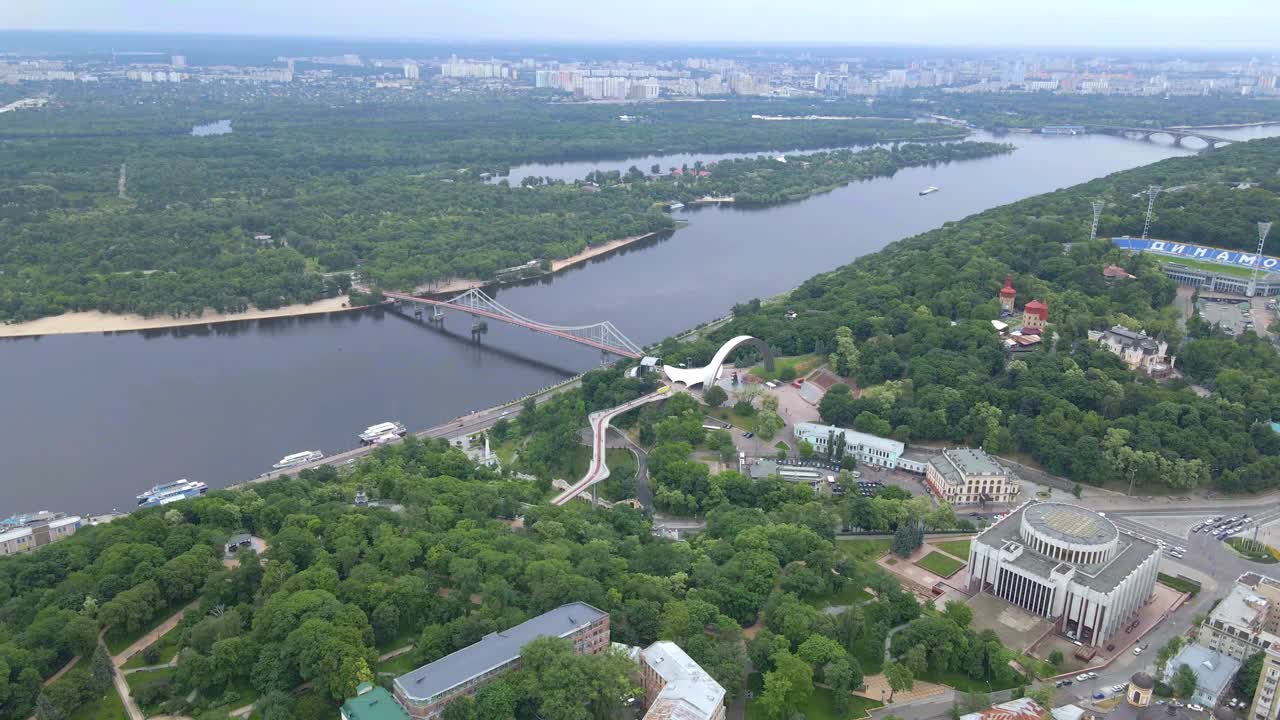 基辅市中心。空中无人机视频。第聂伯洛河，人民友谊拱门和大桥。视频素材