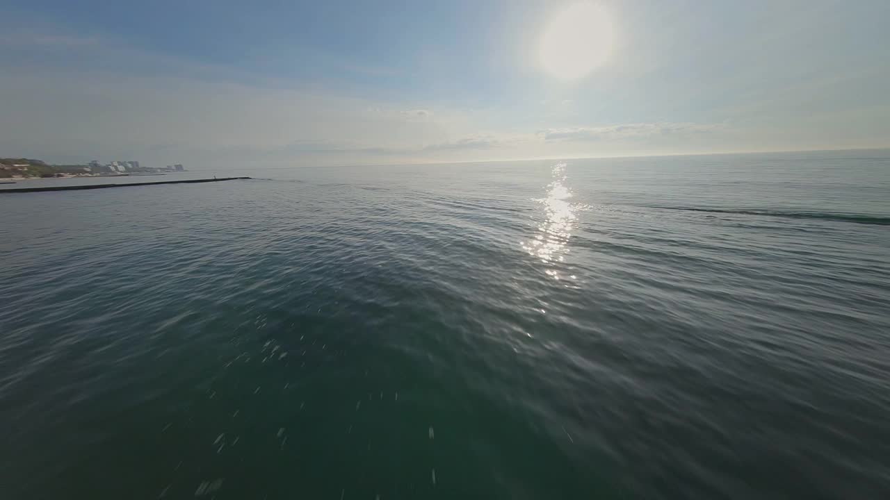 高速高空俯瞰大海。阳光在海水上闪耀。飞越海洋的鸟。高速射击。视频素材