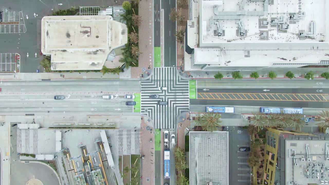 鸟瞰洛杉矶。无人机俯瞰洛杉矶中心街道十字路口视频素材