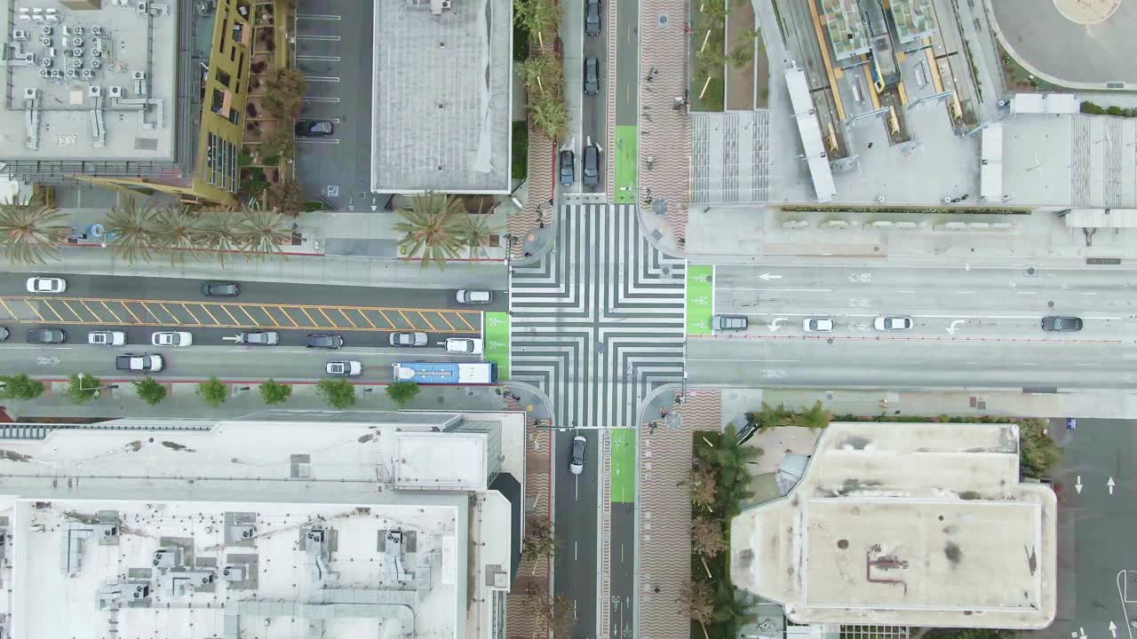 鸟瞰洛杉矶市中心。无人机拍摄的交叉口道路在中心。视频素材